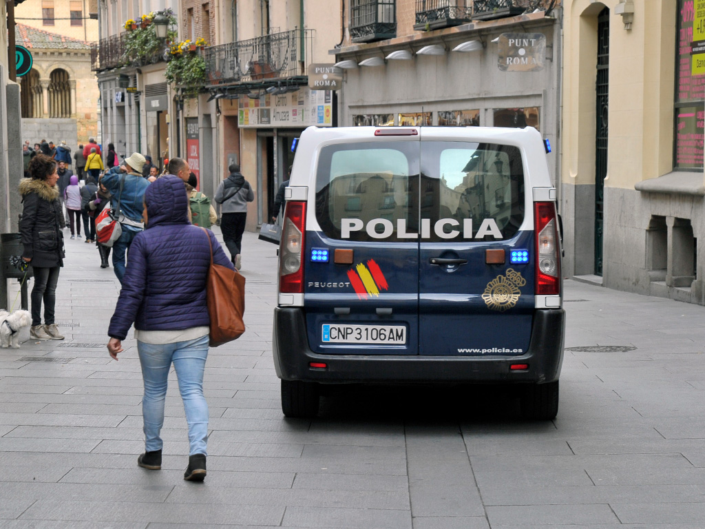 Furgón de la Policía Nacional por las calles de Segovia. / KAMARERO