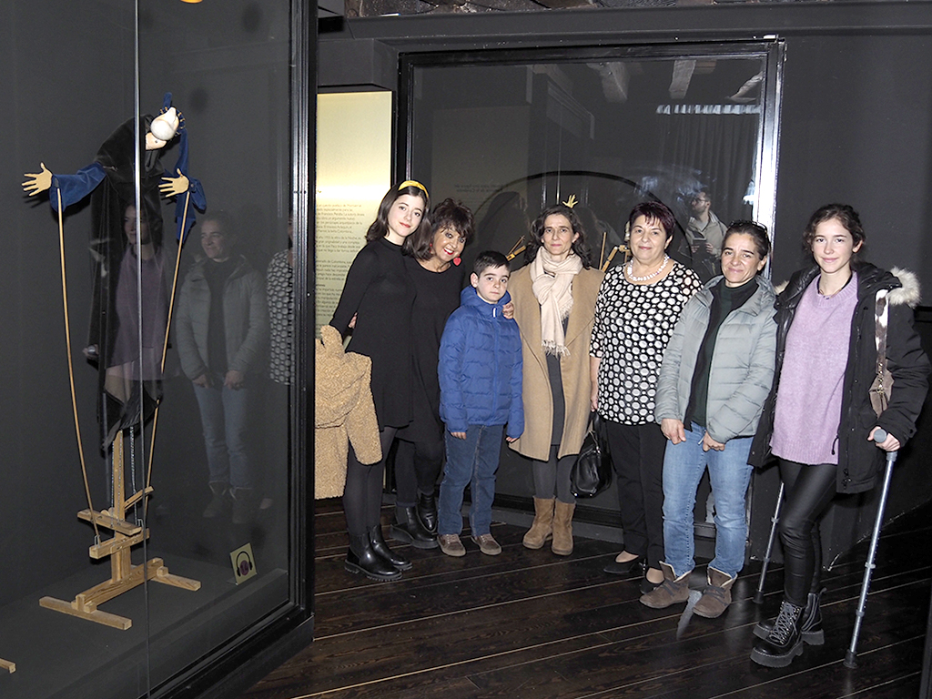 Peralta vive en sus títeres 1 La familia del maestro marionetista Francisco Peralta estuvo presente en el homenaje. / NEREA LLORENTE