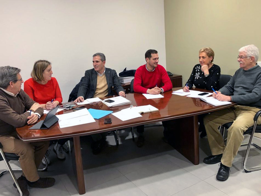 El PP reabre su Oficina Parlamentaria el 27 de enero 1 Paloma Sanz con el vicesecretario de Organización y los parlamentarios nacionales y regional del PP. / E. A.