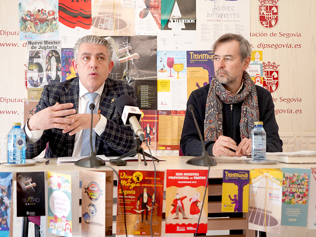 José María Bravo (izquierda), junto al técnico de Cultura, Santiago Gómez, en la rueda de prensa. /E.A.