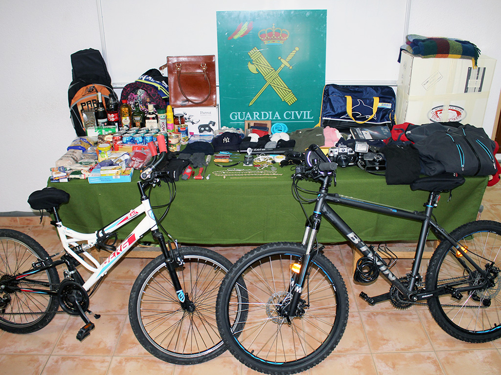 Imagen de algunos de los efectos recuperados por la Guardia Civil que pudieron ser robados.