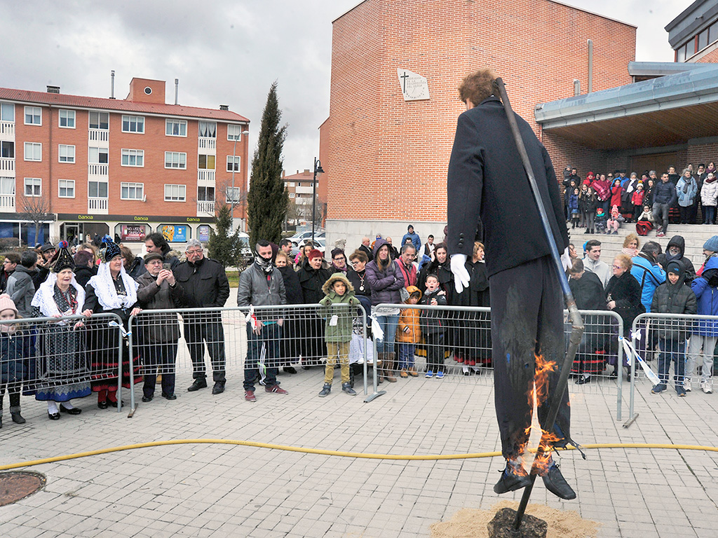 La quema del pelele es uno de los puntos álgidos de los festejos de Santa Águeda. / KAMARERO