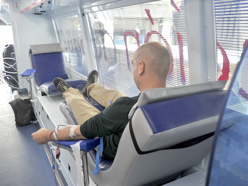 Un donante de sangre en la unidad móvil que el Chemcyl tiene en la provincia de Segovia. / KAMARERO