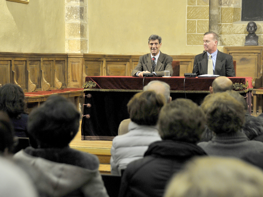 Rafael Cantalejo y Michael McGrath, en el Aula de San Quirce. /K.