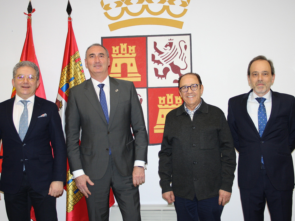El delegado territorial de la Junta, José Mazarías, recibe a los responsables de la Cámara de Comercio. / El Adelantado