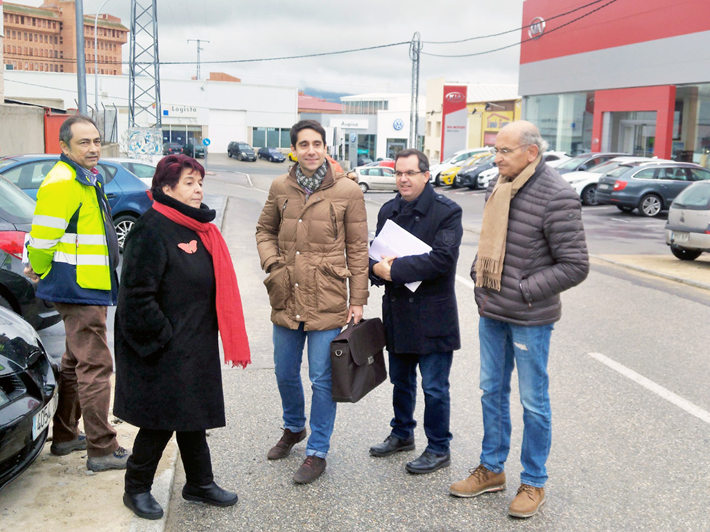 La alcaldesa de la ciudad y el concejal de obras, a su llegada al Polígono con el presidente de la Asociación de Empresarios, Juan Manuel de Frutos. / El Adelantado