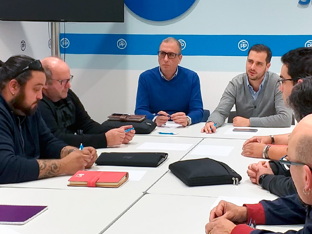 Pérez estuvo acompañado en la reunión por otros concejales del PP. / E. A.