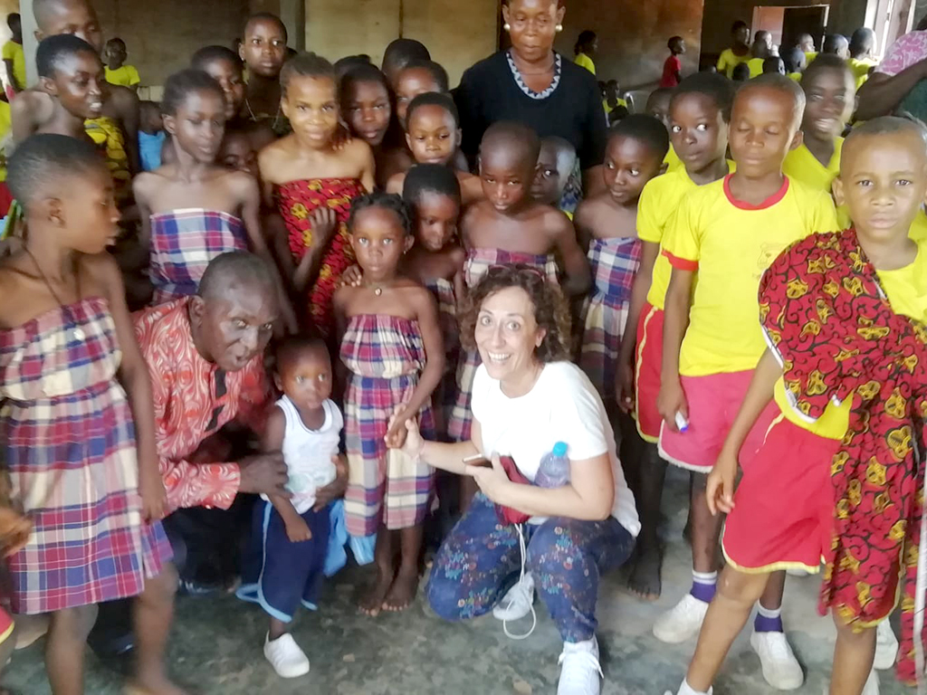 Elisa Casado y Regina Andrés han realizado reuniones de trabajo y actividades con niños. / E. A.