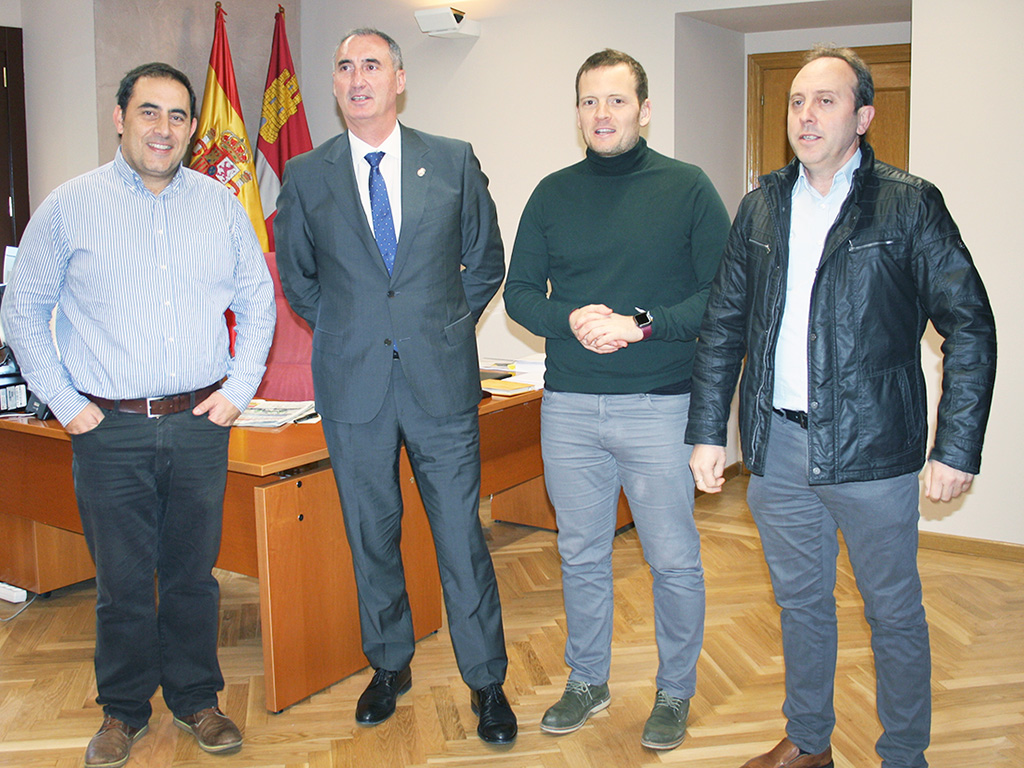 El delegado de la Junta, José Mazarías, con los representantes del sector porcino.