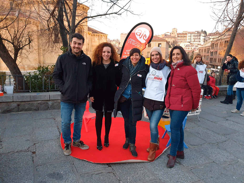 La diputada Noemí Otero acudió a la chocolatada solidaria, que ofreció AJE a beneficio de ANAR. / E. A.