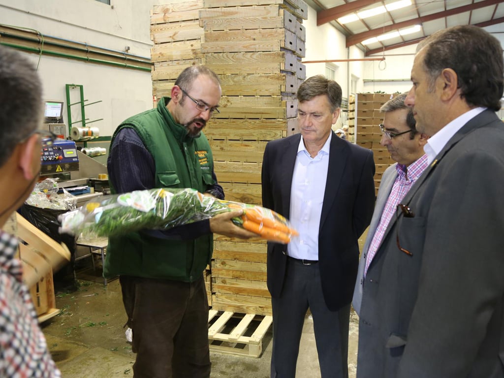 Imagen de archivo de una visita oficial a Viveros Campiñas.