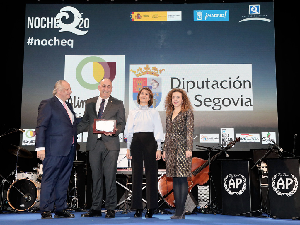 ‘Alimentos de Segovia’ estuvo en la Noche ‘Q’ del ICTE 1 El presidente de la Diputación, junto a las diputadas de Turismo y Promoción Provincial, en el acto. /E.A.