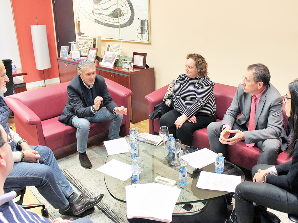 Representantes de la FES se reúnen con la plataforma de usuarios del Avant para escuchar sus demandas./ E. A.