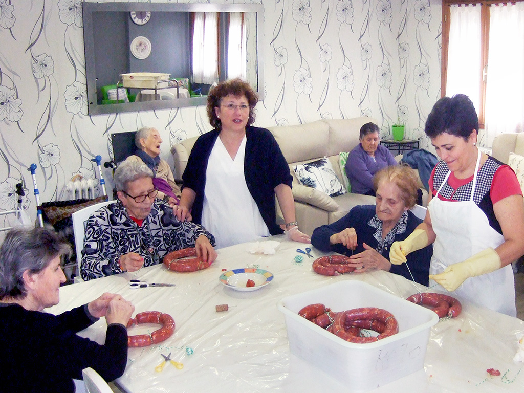 Los residentes participaron en la elaboración del chorizo. /E.A.