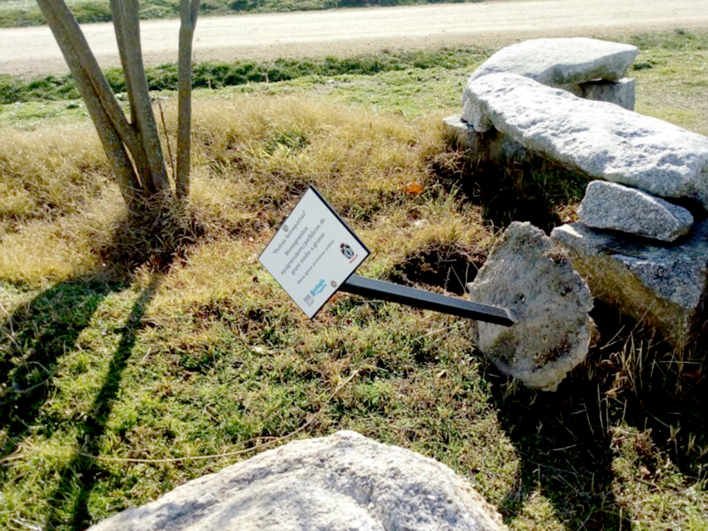 Imagen de uno de los carteles arrancados del jardín. /ANDRÉS DÍEZ