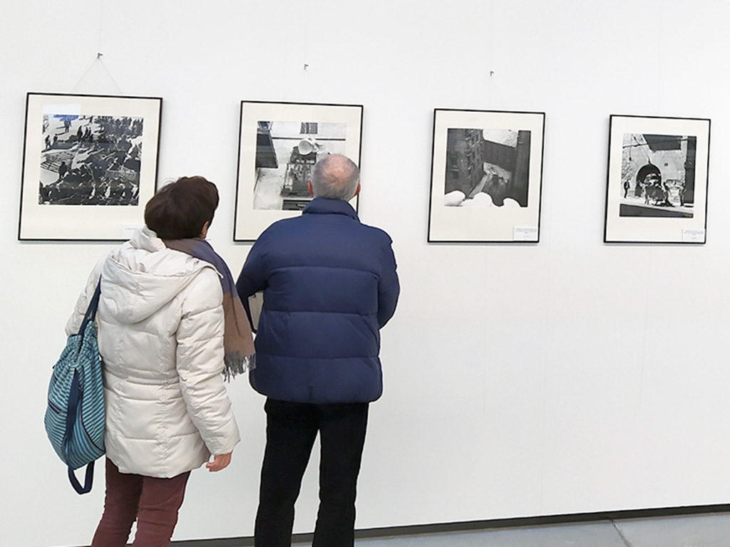 Dos visitantes de la exposición de Luis Cortés. / EL ADELANTADO