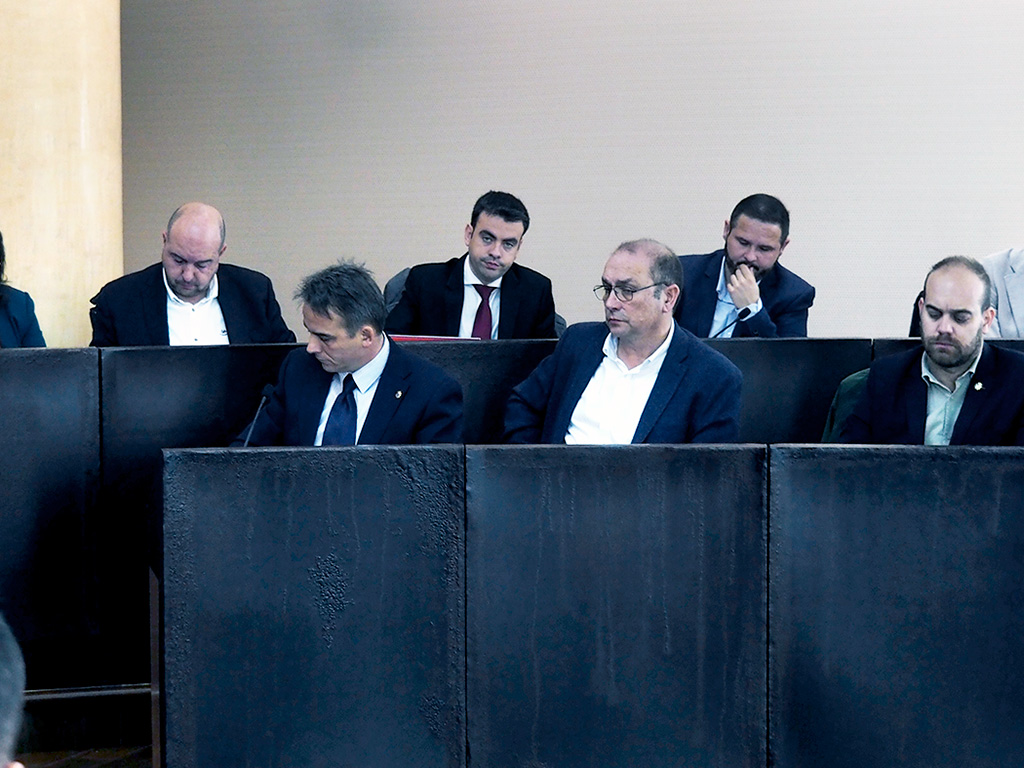 Los diputados socialistas, mientras desde el Equipo de Gobierno les reprochaban la actitud de Sánchez.