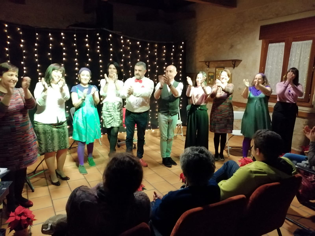 Integrantes del grupo teatral de Otones. /E.A.