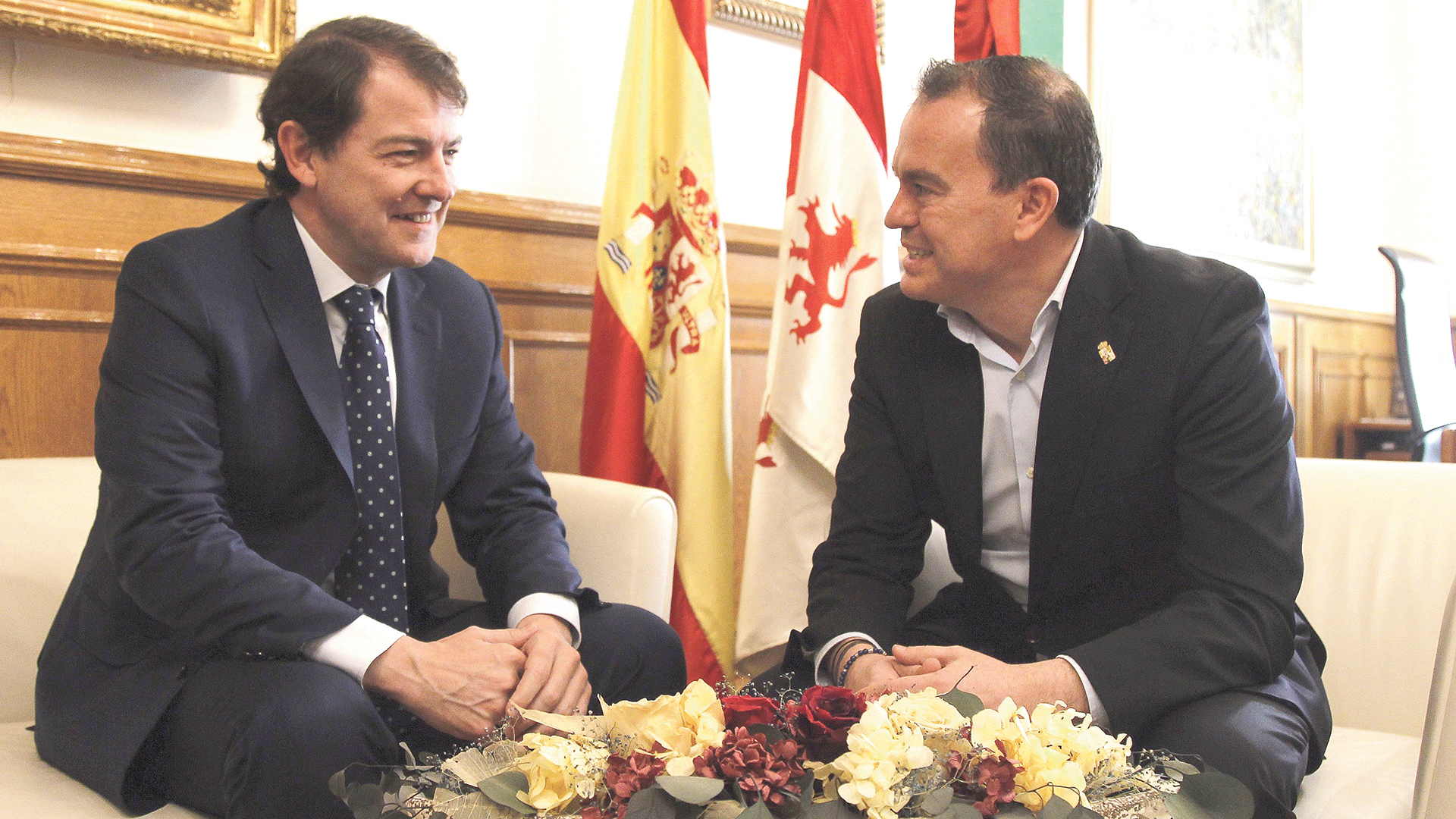 Mañueco (i) conversa con el presidente de la Diputación de Zamora, Francisco Requejo (d).