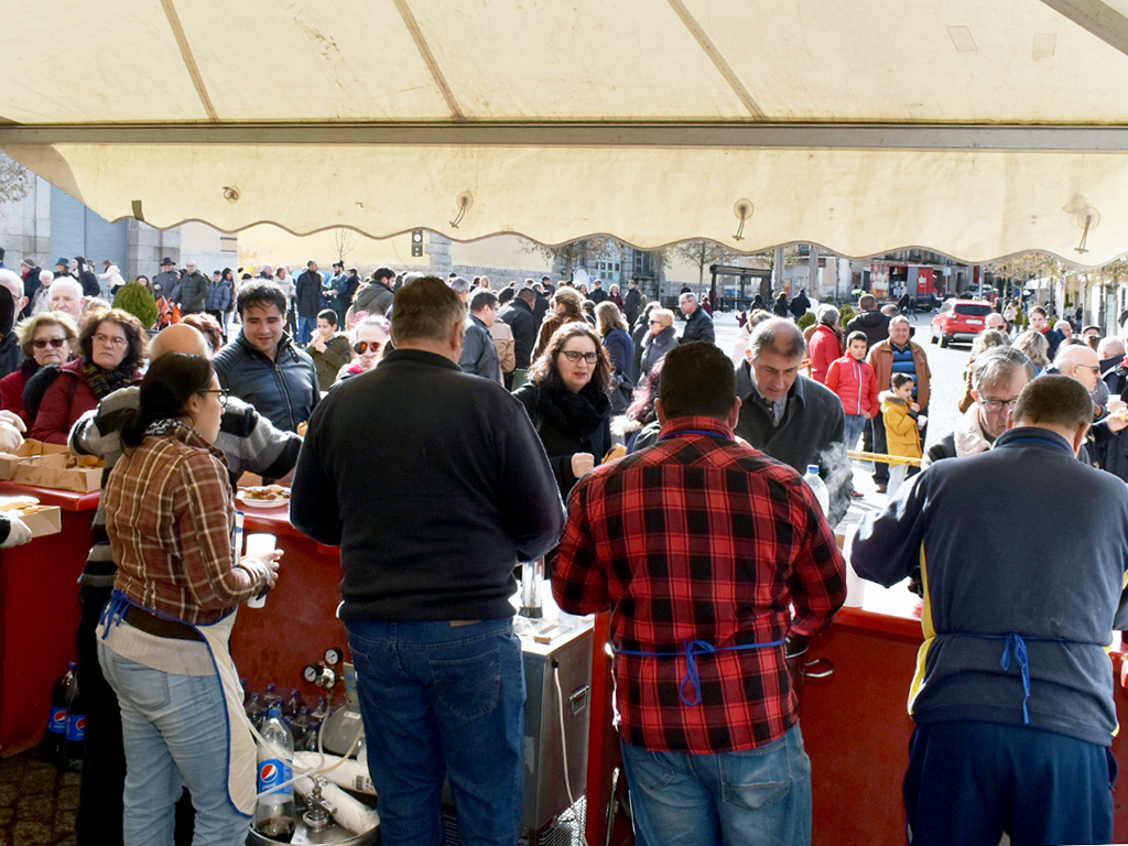El sol acompañó a los granjeños en la celebración del almuerzo de San Ildefonso. /FRANCISCO SÁNCHEZ VIRAZ