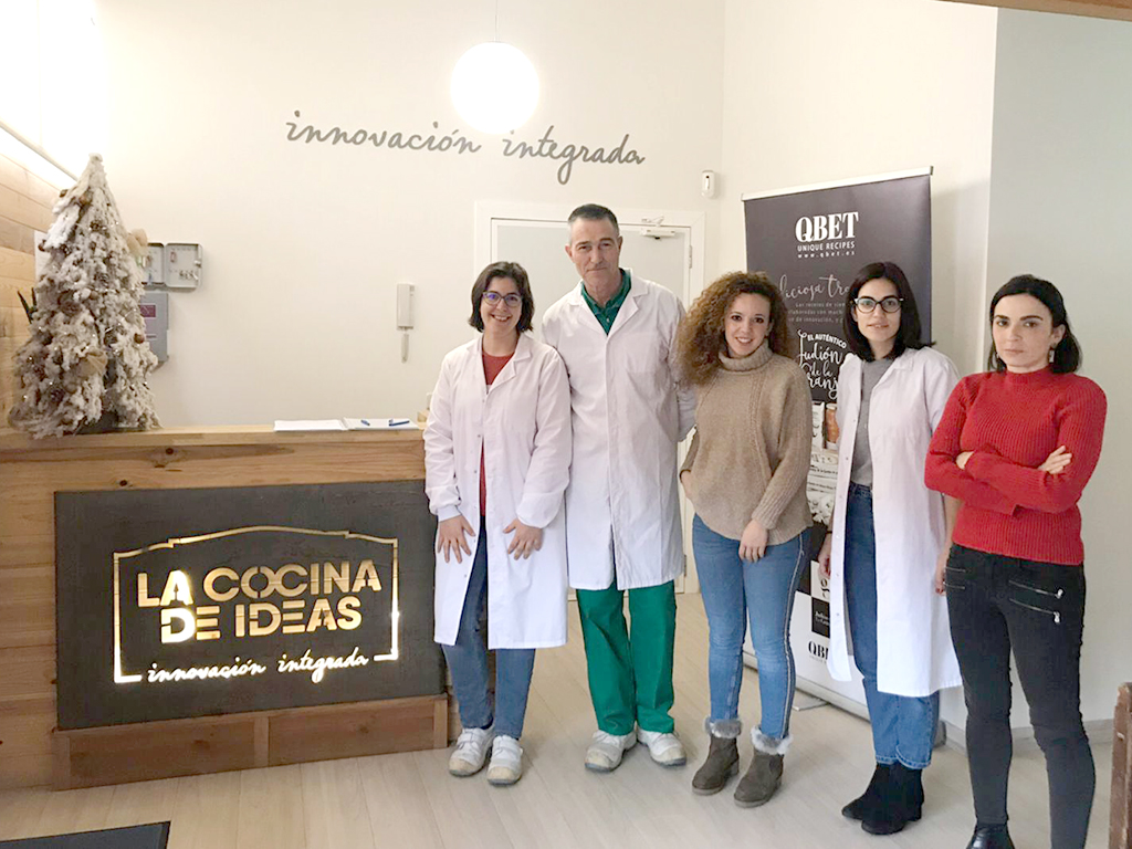 La diputada de Promoción Provincial, en el centro, durante la visita a Valsaín. /E.A.