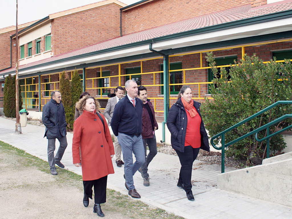 Las autoridades visitan las obras del CRA El Pizarral y del IES Catalina Lancaster./ E.A.
