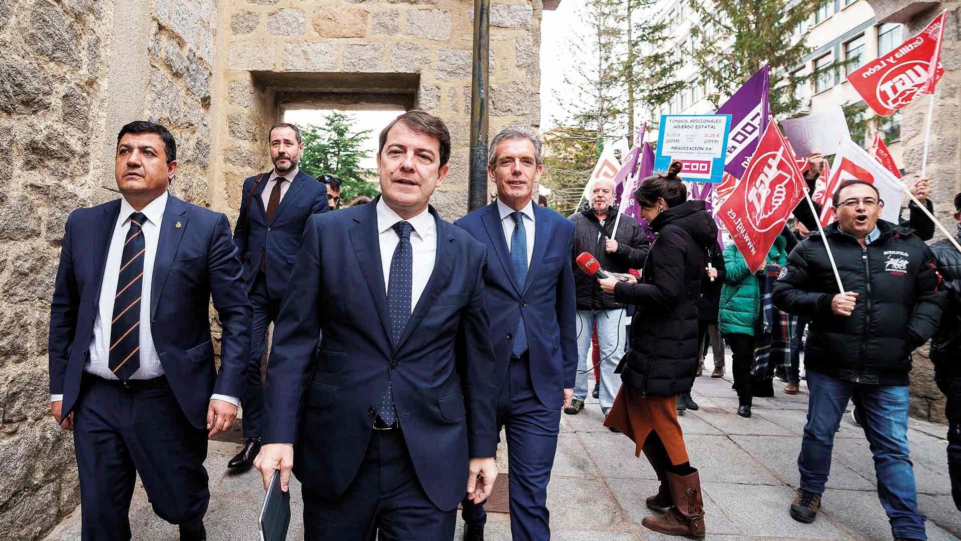 El presidente de la Junta, Alfonso Fernández Mañueco (c), camino con otras autoridades de Ávila.