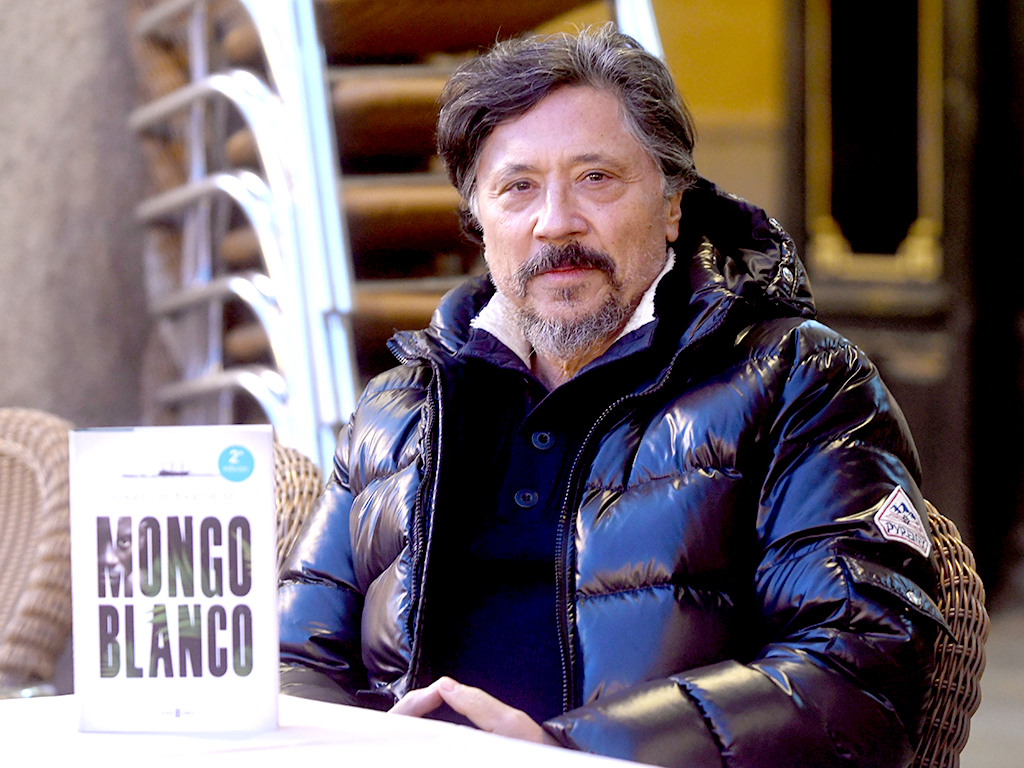 Bardem pide salir de la cola de Europa en inversión cultural 1 Carlos Bardem, con un ejemplar de su último trabajo, que ya va por su quinta edición. /EFE