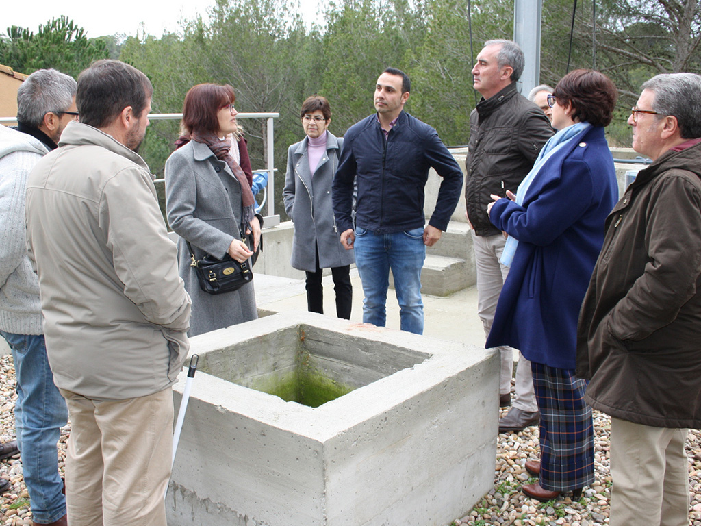 El delegado territorial, José Mazarías, ha visitado el EDAR de Coca, acompañado por el alcalde Mariano Herrero. / E.A.