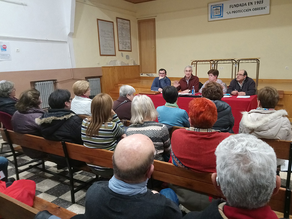 Manuel Vírseda dirige unas palabras a los socios de la Protección Obrera durante la asamblea. / Amador Marugán