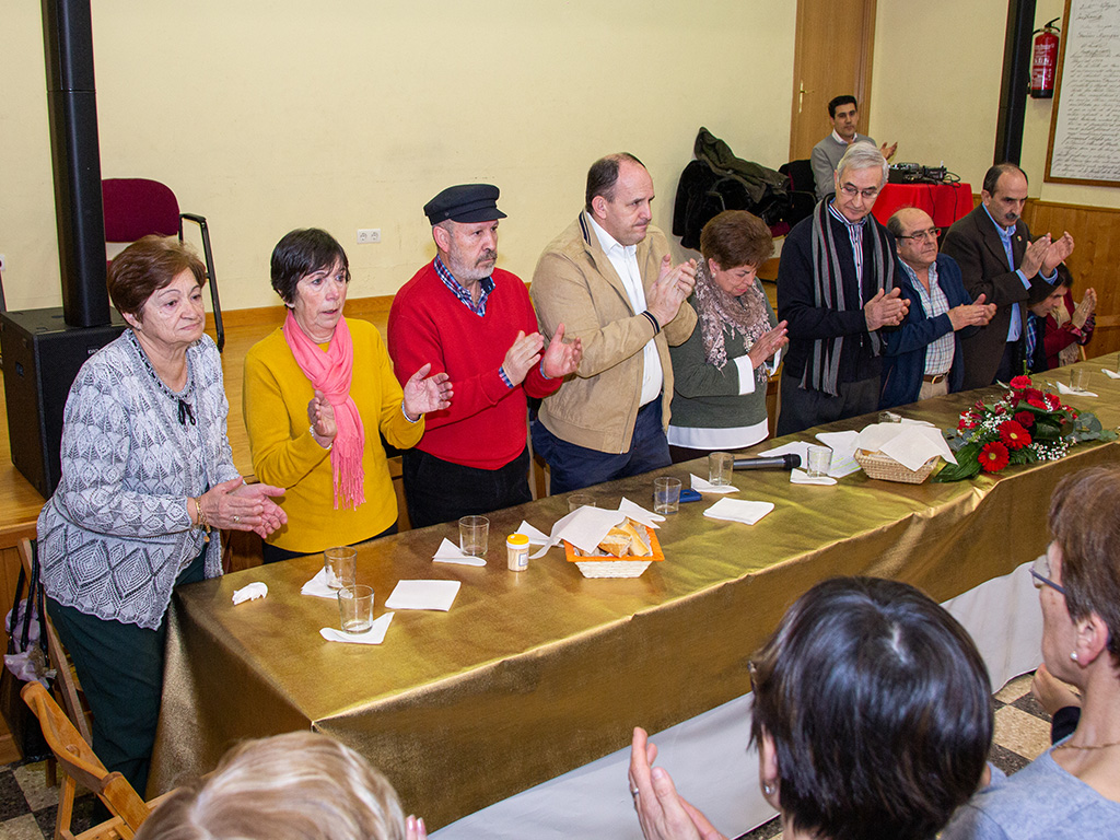 Aplausos y emoción tras el minuto de silencio en honor a los socios fallecidos en 2019. / Nerea Llorente