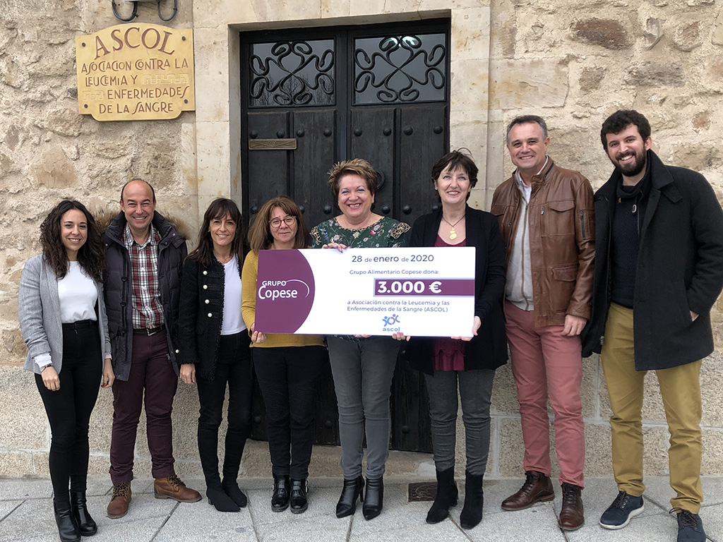 Representantes del holding de empresas del Grupo Alimentario Copese entregan el premio a ASCOL. / E.A.