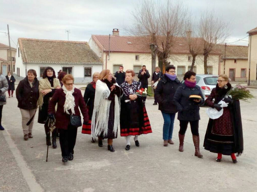Varias aguederas se dirigen a misa en la celebración de la festividad durante el año pasado. / E.A.