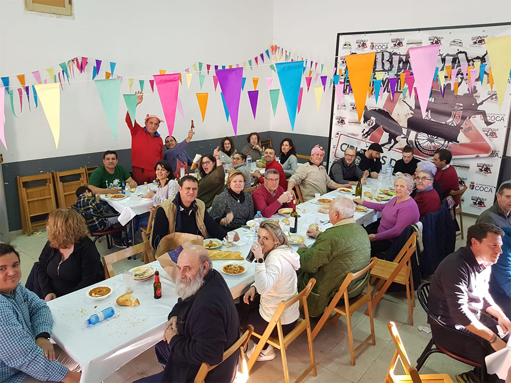 Varios participantes disfrutan de una de las comidas. / El Adelantado