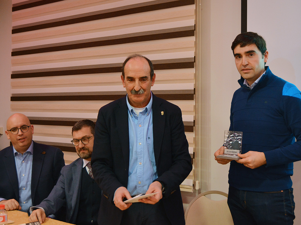 El alcalde de Nava, Juan José Maroto, fue el encargado de entregar el premio al poeta Diego Vaya. / Amador Marugán