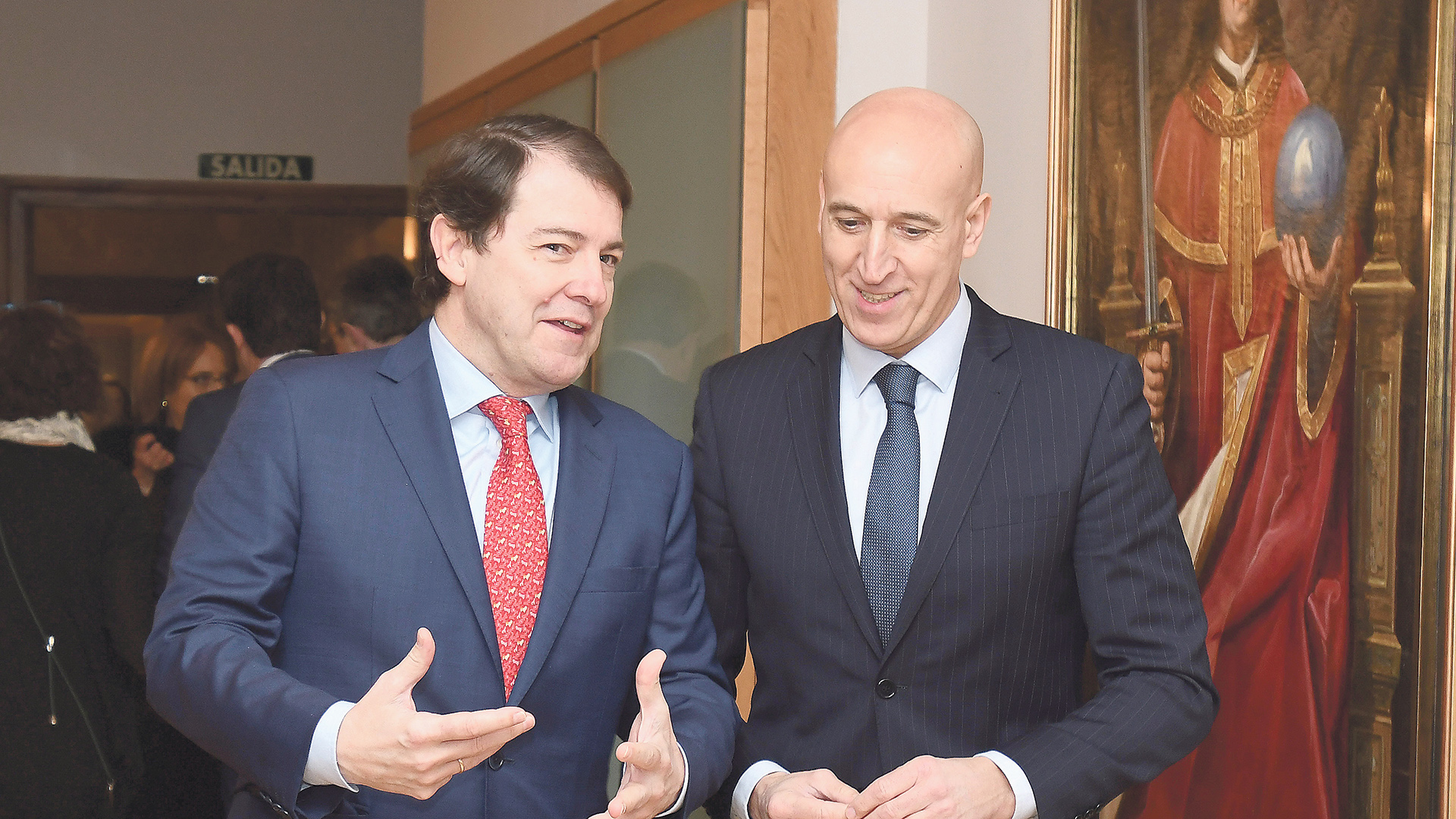 Alfonso Fernández Mañueco (i), conversa con el alcalde de León, José Antonio Díez (d).