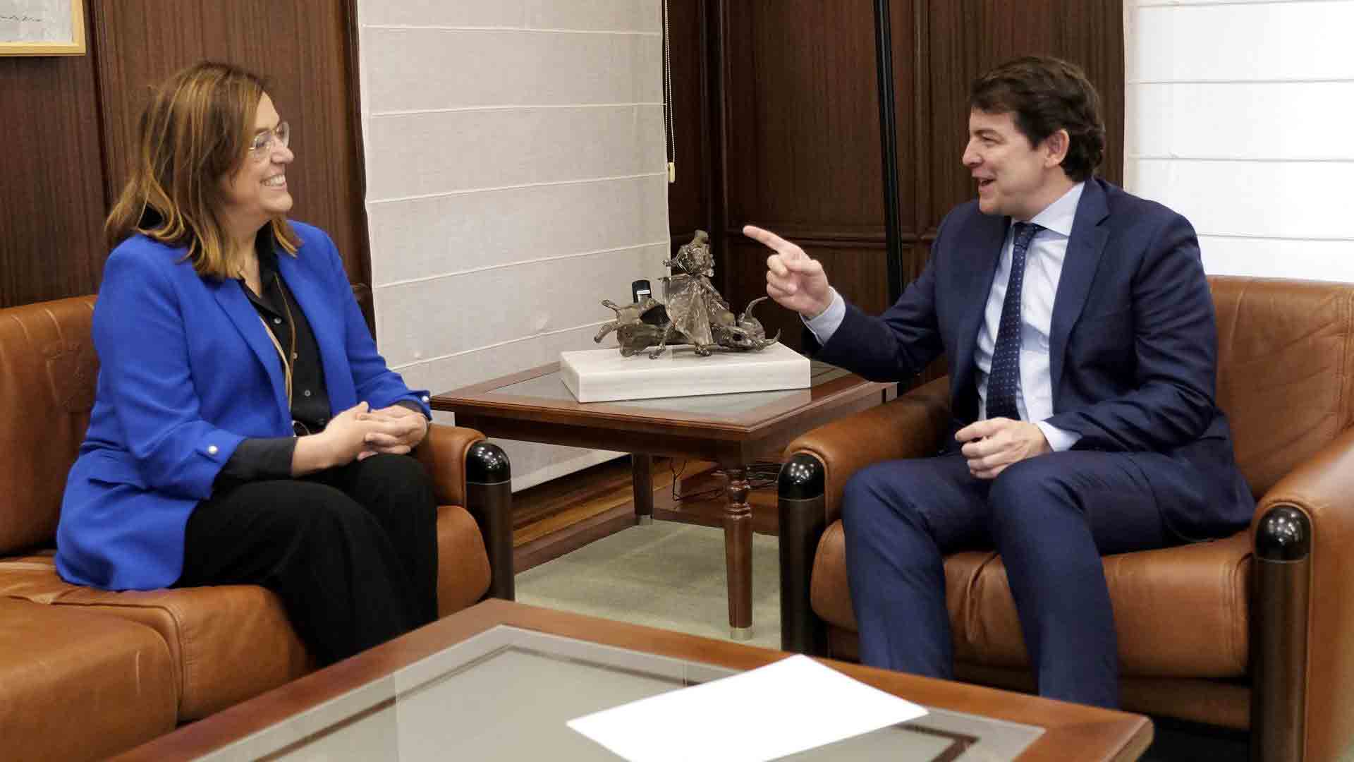 El presidente de la Junta durante su reunión con la presidenta de la FRMP.
