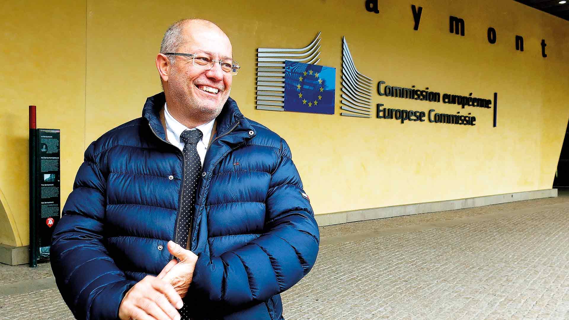El vicepresidente de la Junta, Francisco Igea, ante la sede de la Comisión Europea, en Bruselas.