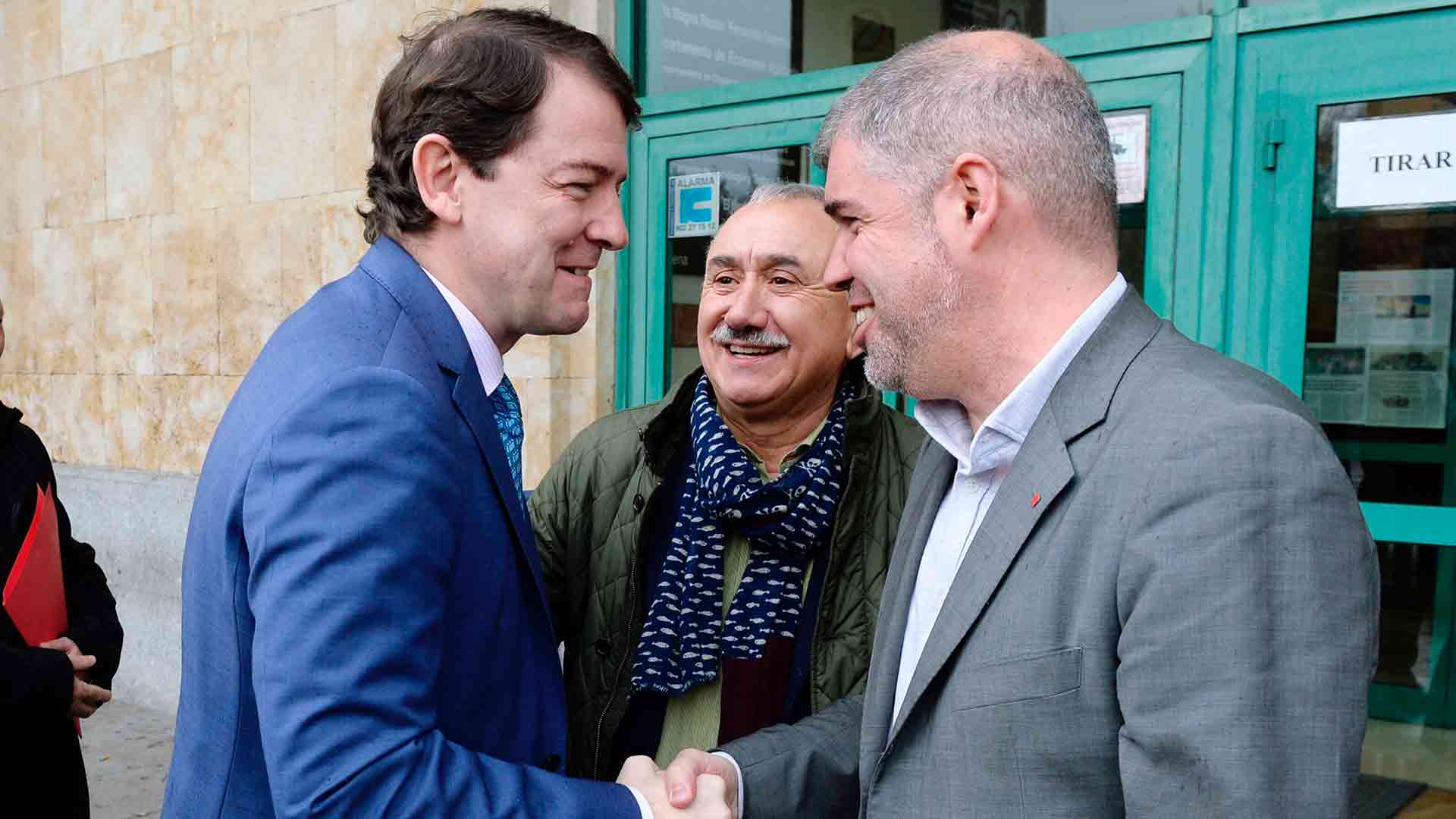 Mañueco (i) saluda a los secretarios generales de UGT y CC.OO, José Álvarez y Unai Sordo.