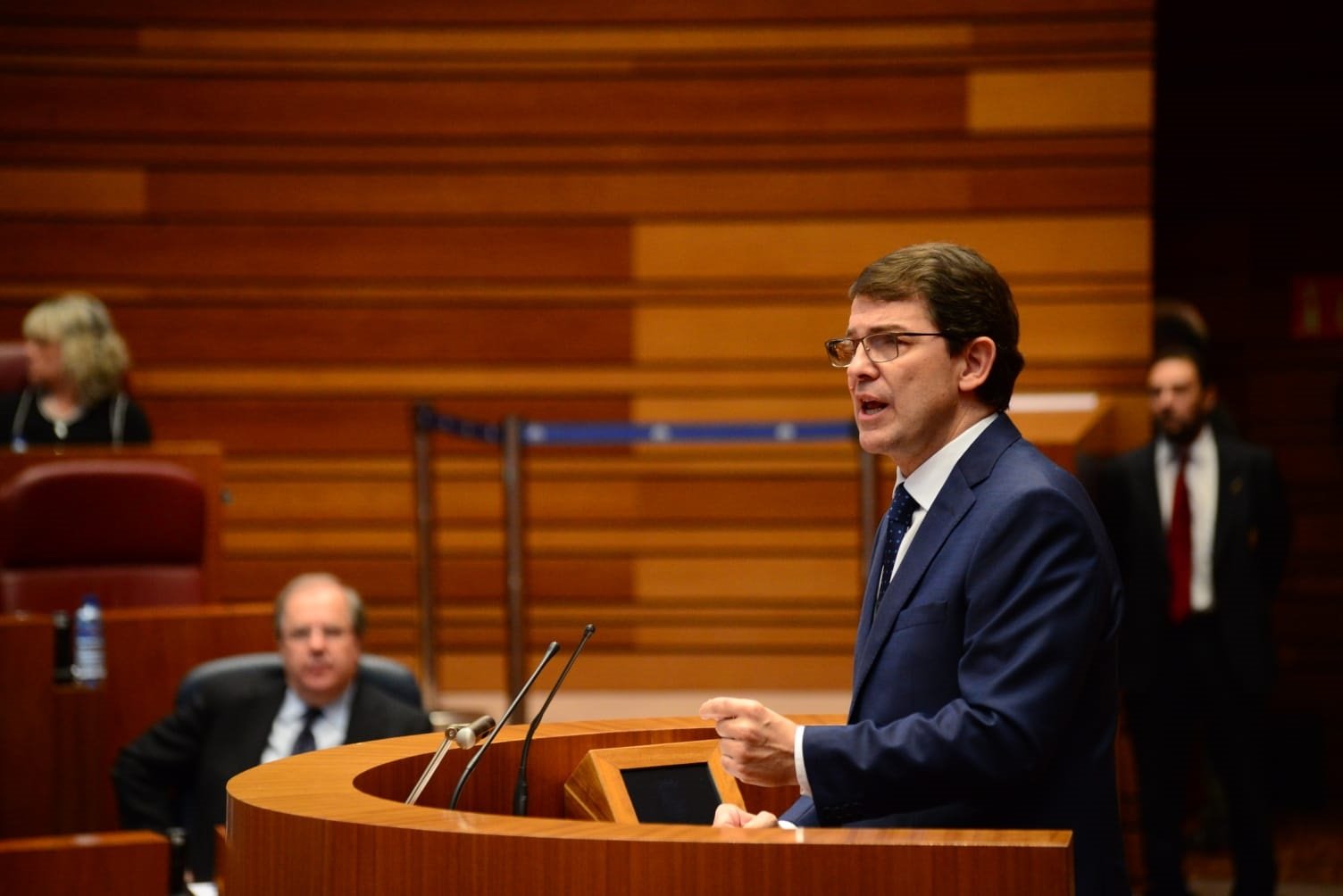 El presidente de la Junta de Castilla y León, Alfonso Fernández Mañueco, en el pleno de su investidura.
