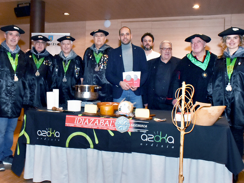 El mejor libro de quesos de España 1 Integrantes de la Cofradía del Queso de Idiazábal, en la presentación. /FRANCISCO SÁNCHEZ VIRAZ