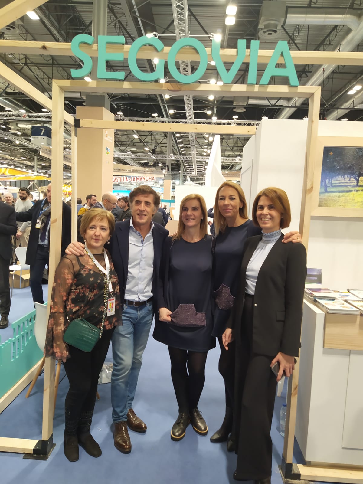 El comentarista y exciclista profesional Pedro Delgado acompañó a las autoridades segovianas a la presentación oficial en Fitur.