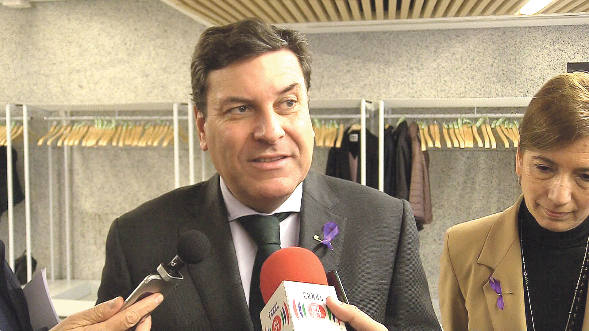 El consejero de Economía y Hacienda, Carlos Fernández Carriedo, atiende a la prensa.