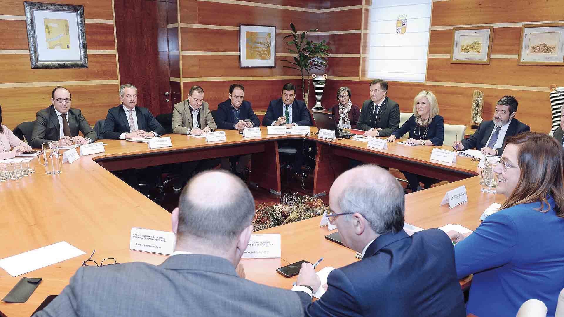 La consejera de Sanidad, Verónica Casado, durante una reunión con los presidentes de las Diputaciones.