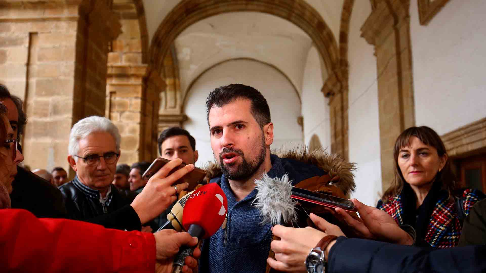 El secretario general del PSOE de Castilla y León, Luis Tudanca (c).