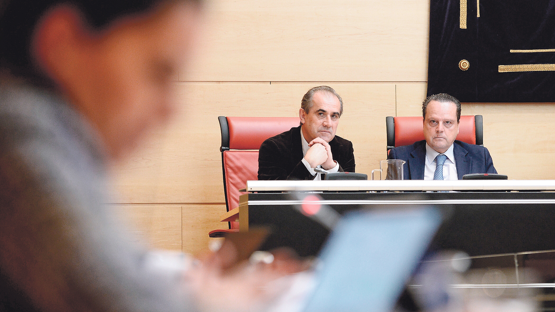 El presidente del Consejo de Cuentas de Castilla y León, Mario Amilivia (d), en las Cortes regionales.