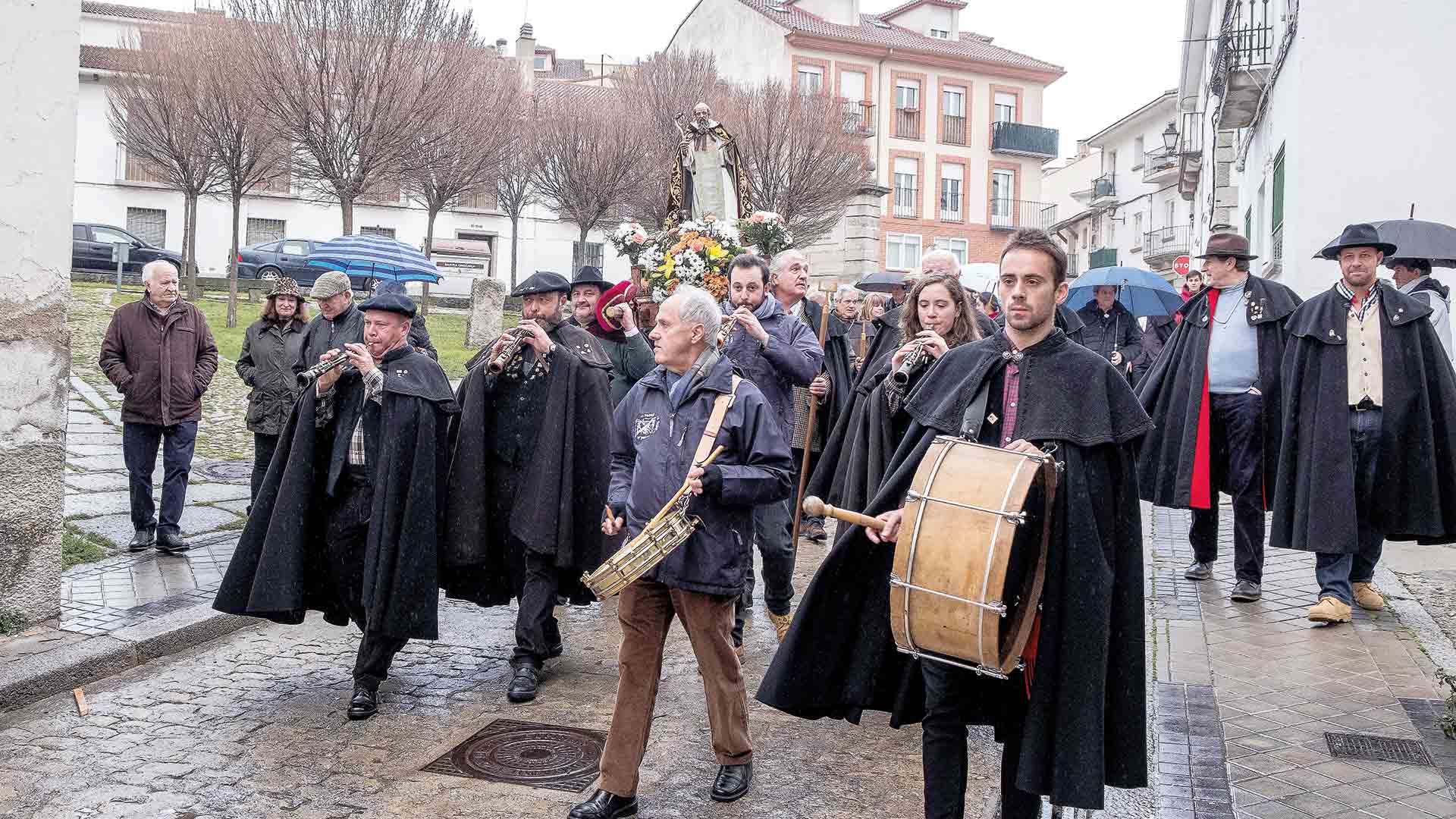 San Antonio Abad en El Espinar 1 Procesión con la imagen del Santo por las calles de El Espinar. / José Redondo