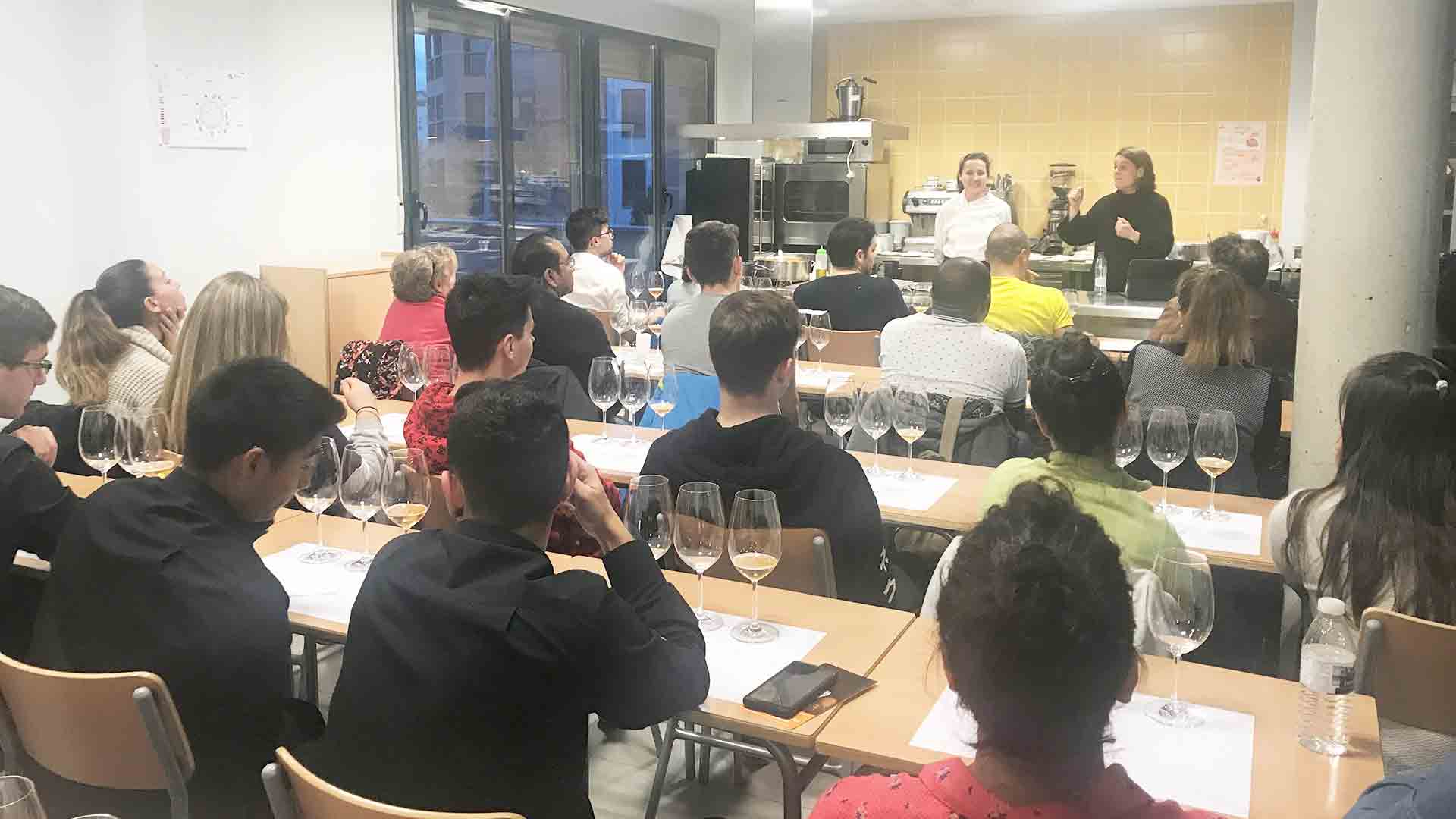 Los asistentes al curso prestan atención a las ponencias. / E.A.