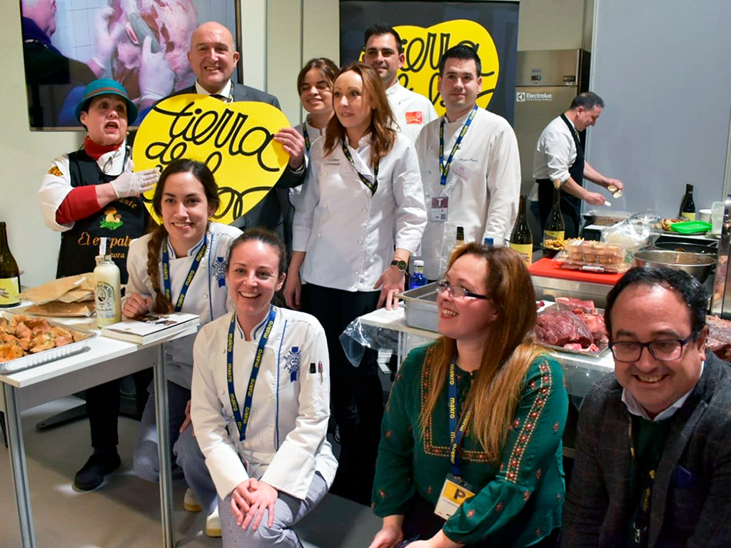 El consejero de Agricultura de Castilla y León, con varios cocineros.