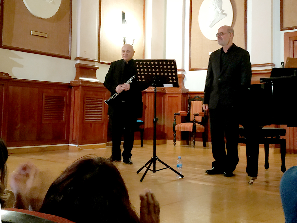Los músicos Justo Sanz y Sebastián Mariné, durante el concierto celebrado en el IES Mariano Quintanilla de Segovia. / El Adelantado